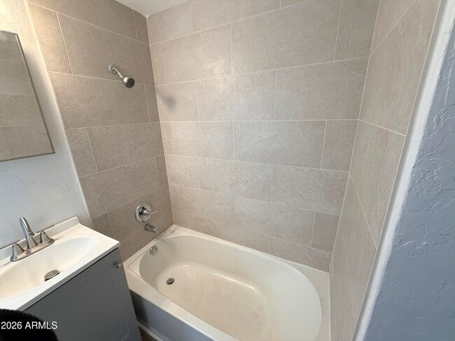 Building Photo - 2419 E Oak St