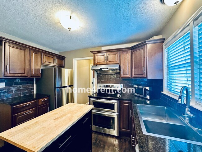 Building Photo - Beautifully Updated Home in Prime Overland...