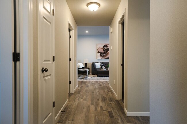 Building Photo - One-Level Carefree Living in a quiet and i...