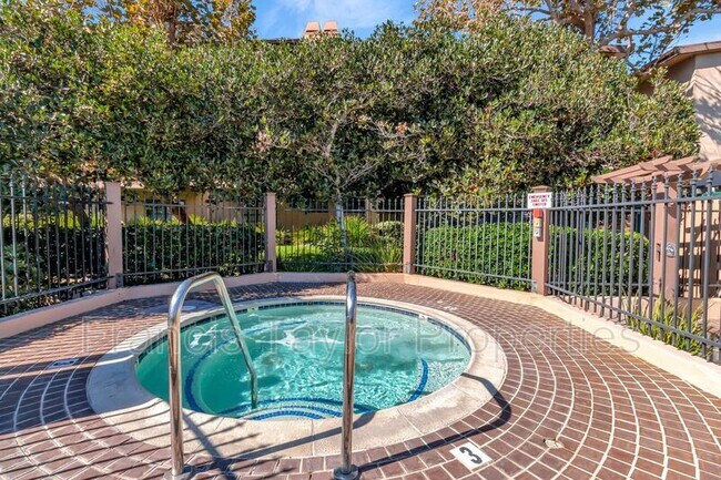 Building Photo - 8840 Villa La Jolla Dr