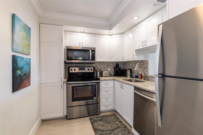 Building Photo - 2950 N Palm Aire Dr