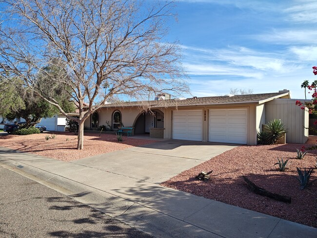 Building Photo - 3807 E Poinsettia Dr