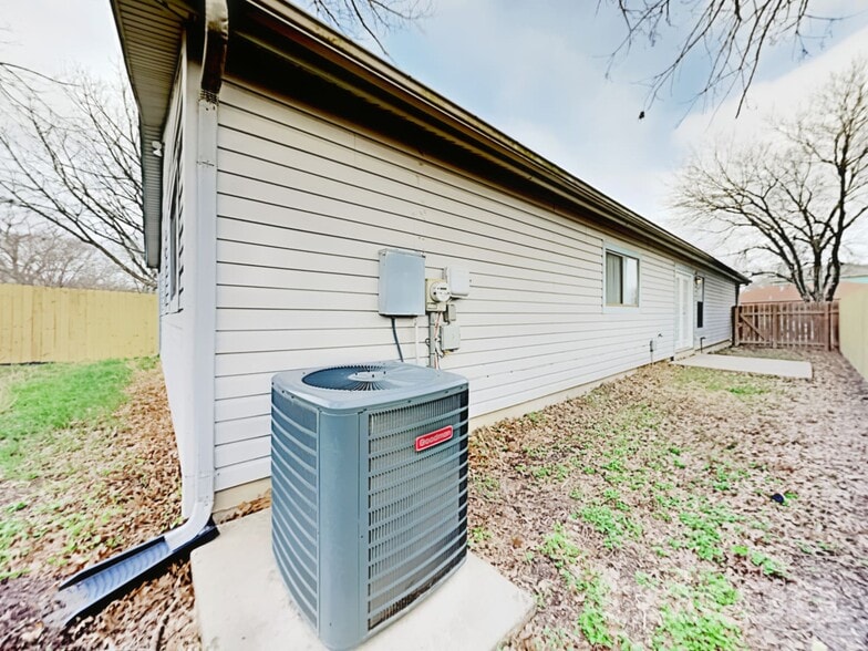 Building Photo - 6850 Misty Field Dr