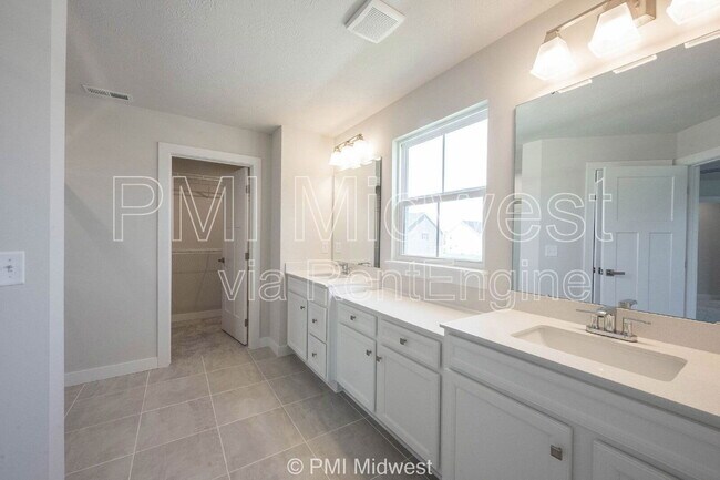 Building Photo - 581 Roosevelt St