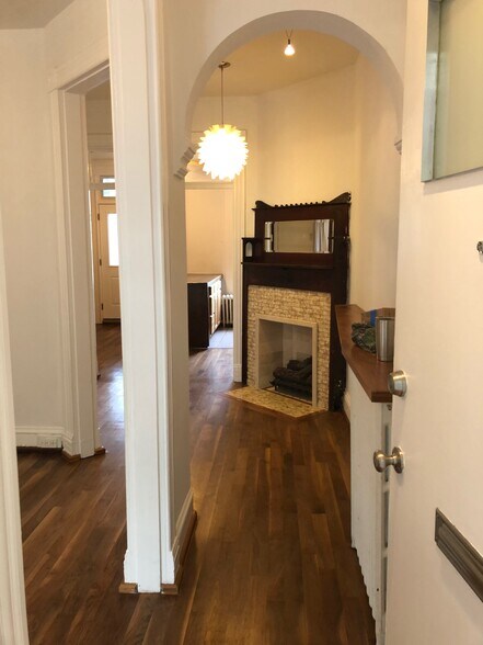 Entry - 1212 Linden Pl NE