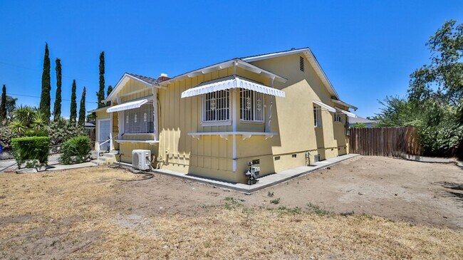 Building Photo - Fully REMODELED 3bed 2bath SFR. Great loca...