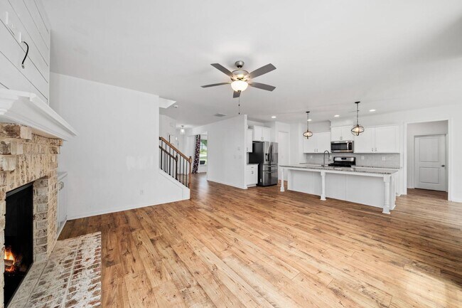 Building Photo - 2108 Charmond Dr