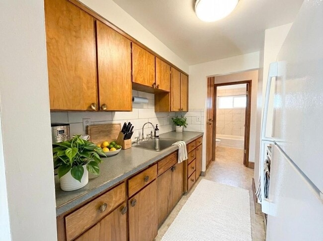 Building Photo - 808 Ryan Ave