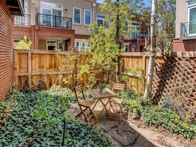 Building Photo - Gorgeous Cherry Creek Townhome - 2 bed 2 bath with 1 car garage