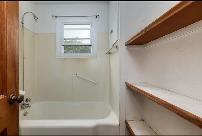 Building Photo - $895 - 2 bed 1 bath - Single Family Home
