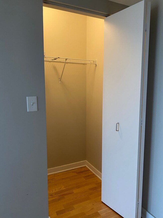 Building Photo - 1 Bed, 1 Bath Condo Near Downtown Evanston...