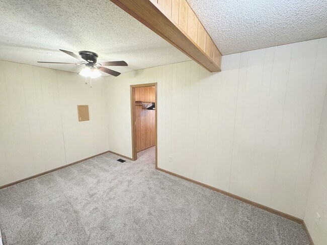 Building Photo - short term lease available