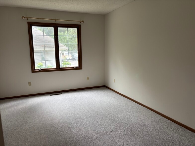 Main bedroom with walk in closet - 3563 Blue Jay Way