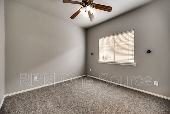 Building Photo - 300 Creekside Dr