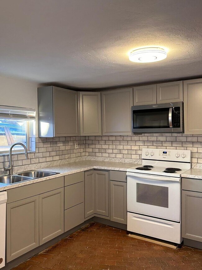 Building Photo - 2202 Rosendo Garcia Rd SW