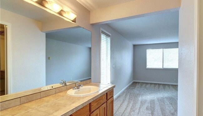 Building Photo - Charming 2 BR 2 Ba Apartment/Condo