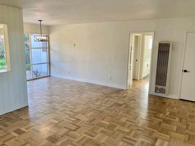 Building Photo - Mid-Century Modern Bay Park Home