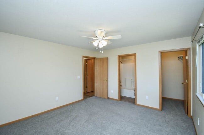 Building Photo - Comfortable 3-Bedroom Condo in Brandon – Available Now!