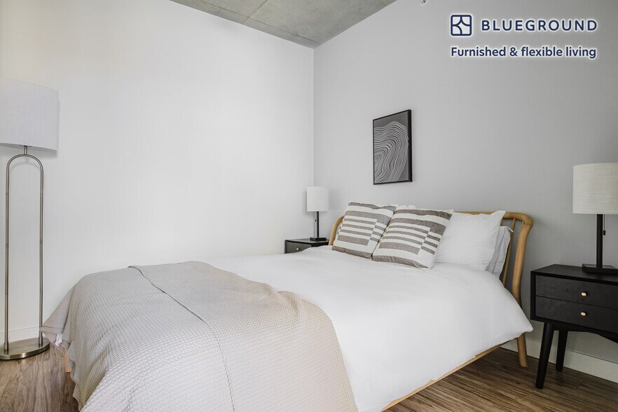 Building Photo - 165 N Desplaines St