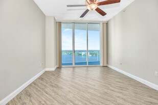 Building Photo - 231 Riverside Dr