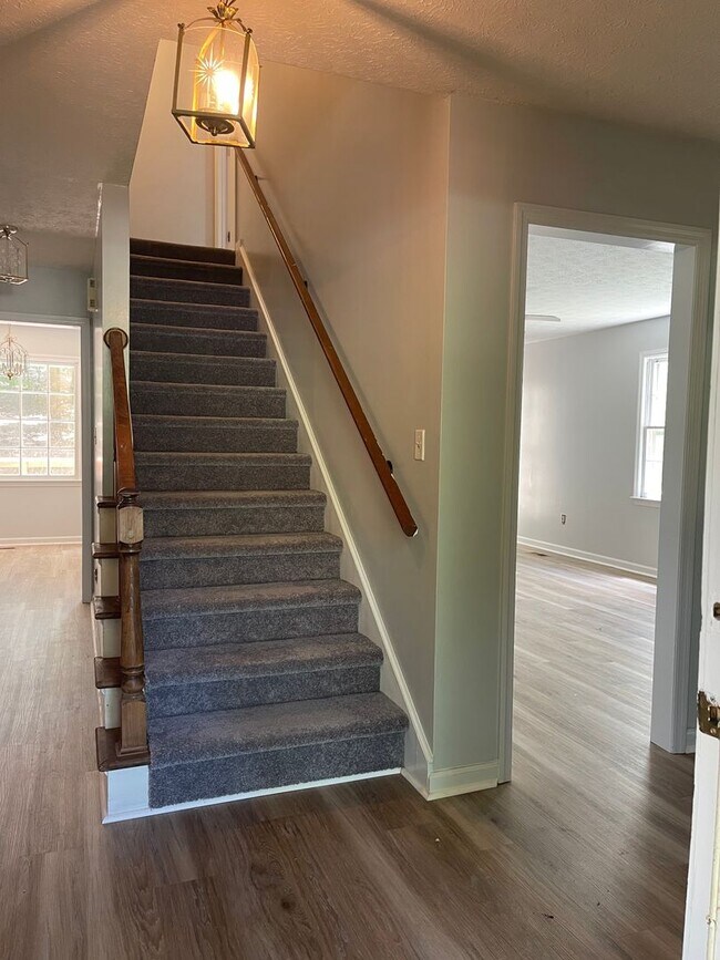 Building Photo - Westwood Hills! 3 BR 2 1/2 Bath home off M...