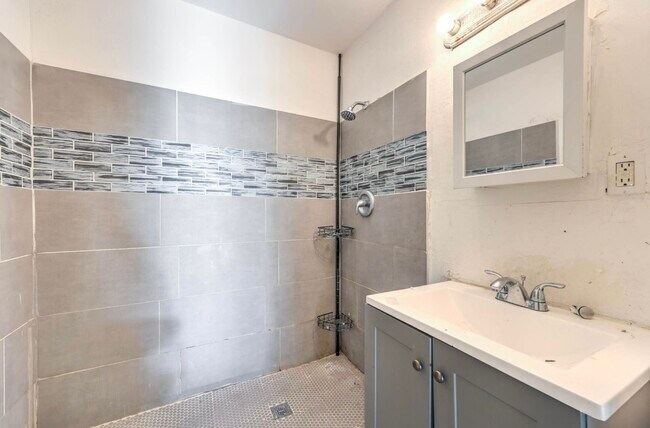 Building Photo - 1305 Palm St