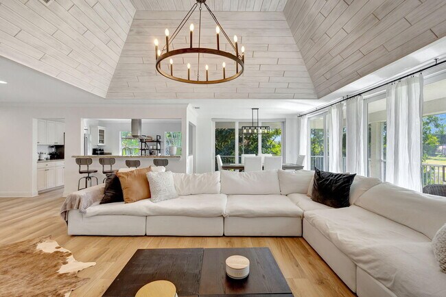 Building Photo - 11839 Pebblewood Dr