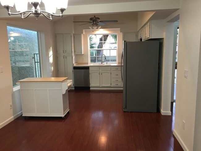 Building Photo - COMING SOON! Adorable 2 Bed 2 Bath Condo i...