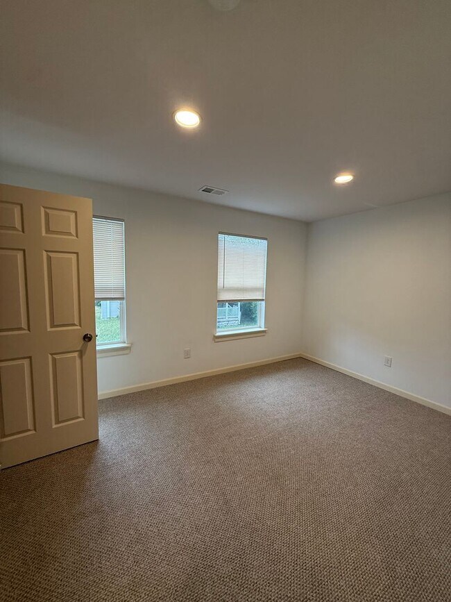 Building Photo - Spacious Rental Minutes from Downtown Nashville!