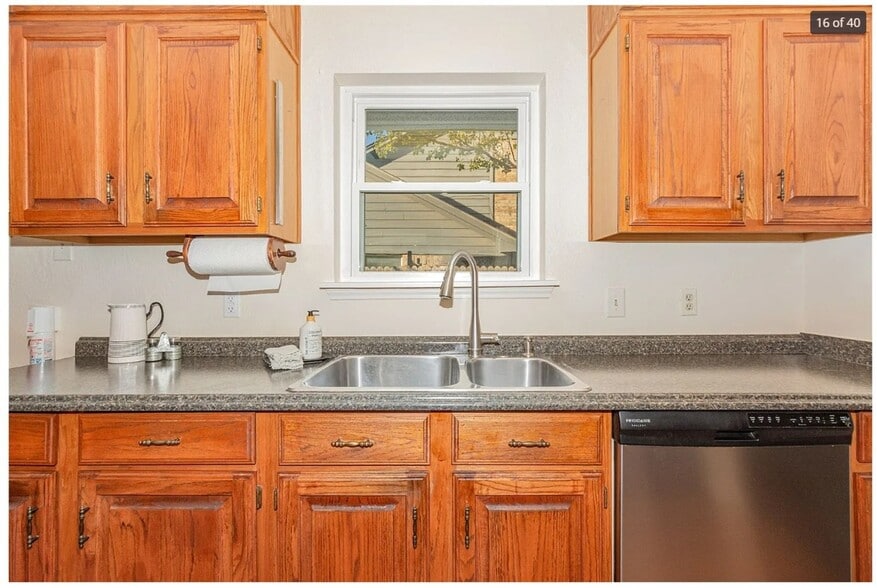 Building Photo - 404 Nita Ln