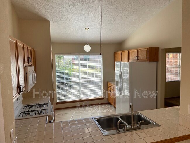 Building Photo - 2205 Sunstone Dr NW