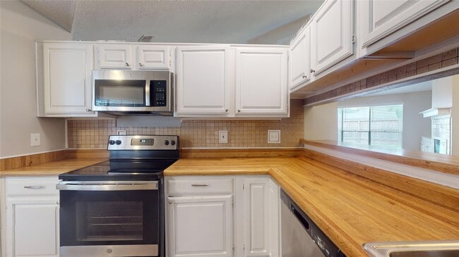 Building Photo - 2331 Barrington Pl Dr