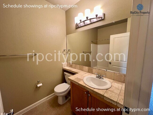 Building Photo - 1090 SW 170th Ave