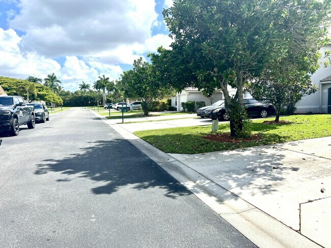 Building Photo - 10614 Lake Shore Dr