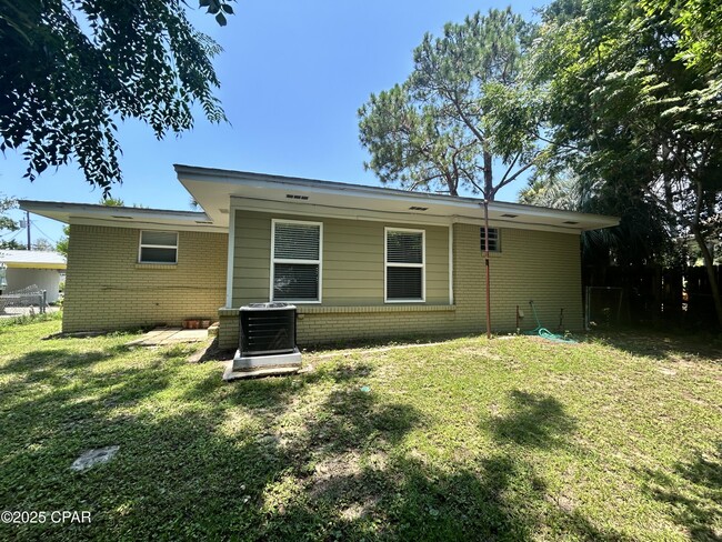 Building Photo - 16238 E Lullwater Dr