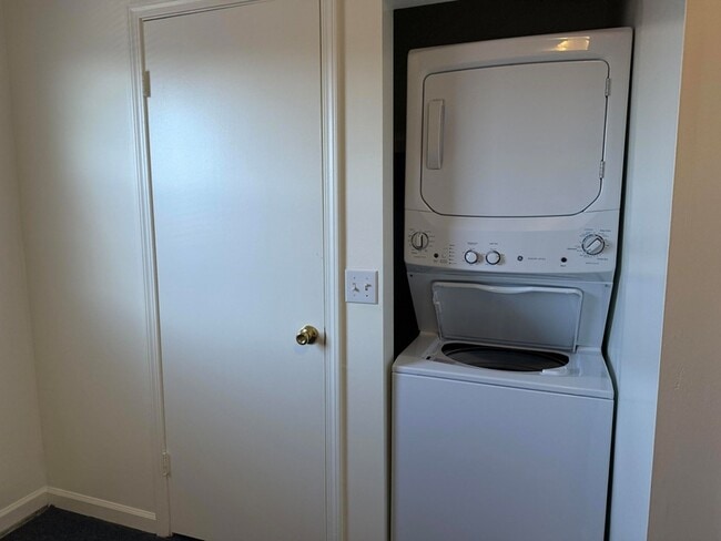 Building Photo - 419 Gibson Ln