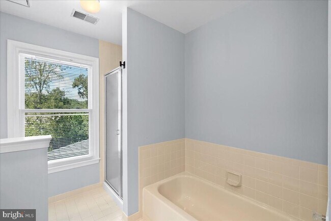 Building Photo - 8608 Oak Brook Ln