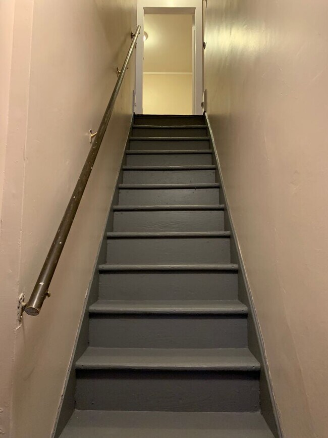 Building Photo - 168 Downs St