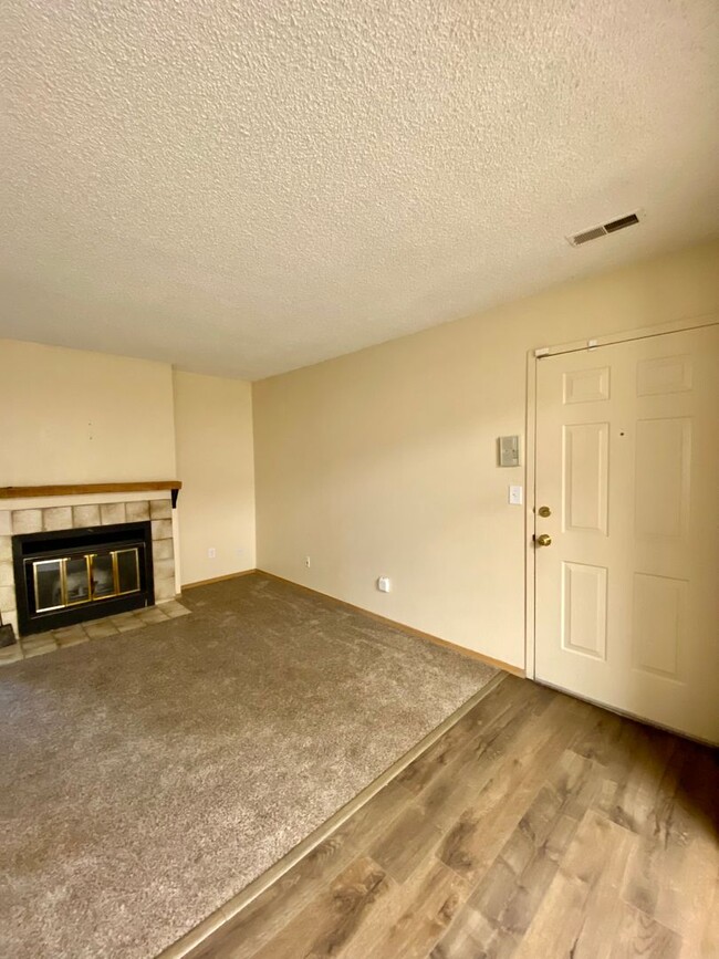 Building Photo - Unbeatable Price for 2 bed in 80916!  Secu...