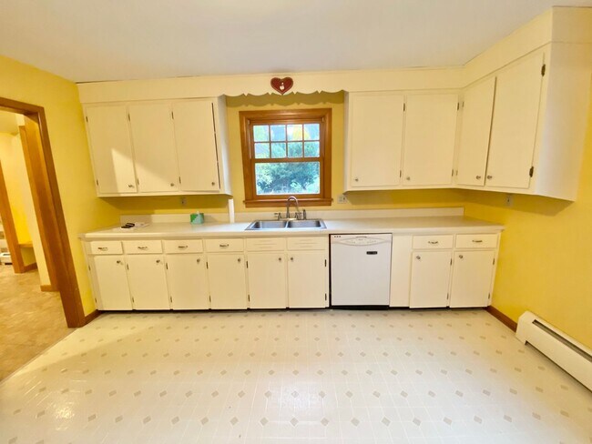 Building Photo - 4 Bedroom Home in Burlington VT Available NOW!