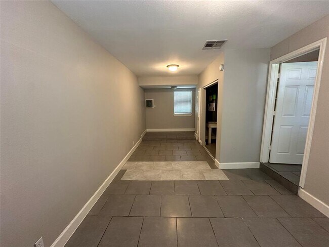Building Photo - 9329 Chesterfield Dr
