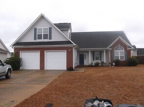 Building Photo - Spacious 3 bedroom with bonus!