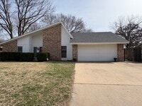 Building Photo - 3103 NE Kingsbriar Dr