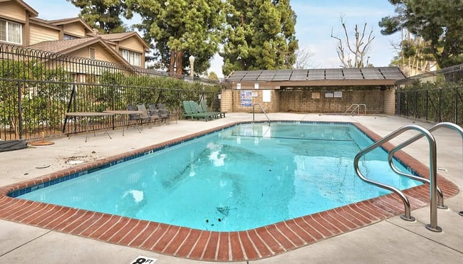 Building Photo - Serene River View Community in East Ventura!