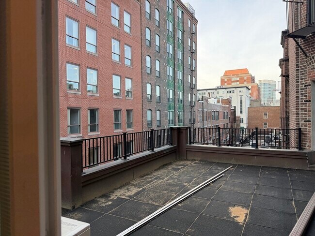 Building Photo - 218 Newbury St