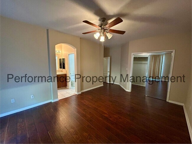 Building Photo - Stunning 4 Bed/2 Bath NW Bakersfield Home ...