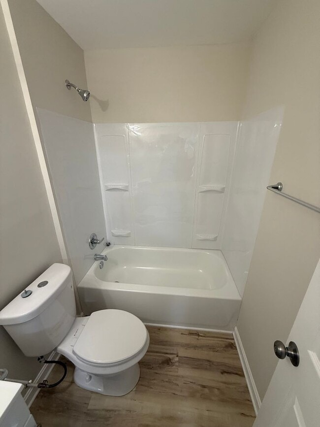 Building Photo - 1 Bedroom apartment with a bonus Den- Available today! - Price Reduced