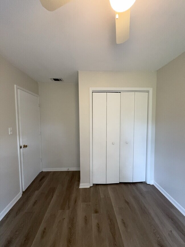 Building Photo - Charming 3 Bedroom Town House-116 Palace Cir.
