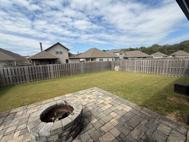 Building Photo - ** 4 Bed 2.5 Bath Located beside Park Cros...