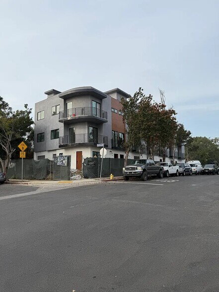 Building Photo - 8902 Sawyer St
